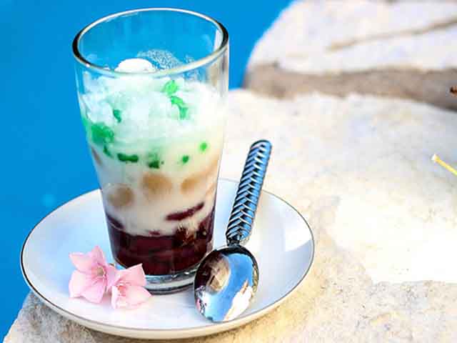 Three color sweet gruel (Chè Ba Màu) Vietnam Cuisine Dessert