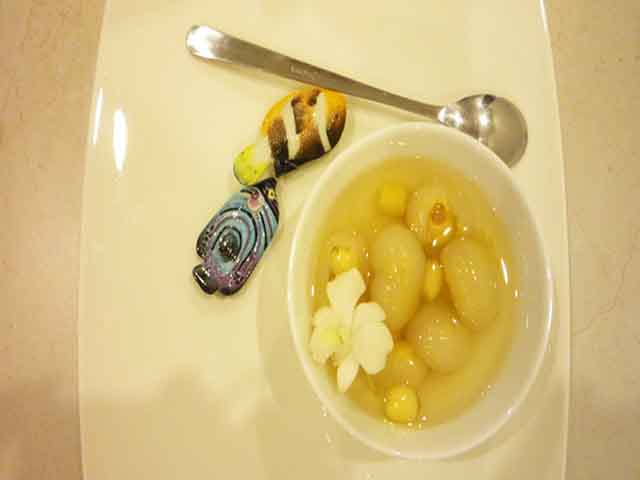 Vietnamese sweet soup of longan and lotus seed (Chè Long Nhãn Hạt Sen) Vietnam Cuisine Dessert