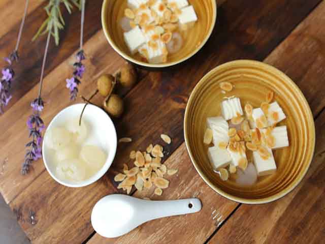 Sweet dessert of cheese jelly, almond, and longan (Chè Khúc Bạch) Vietnam Cuisine Dessert