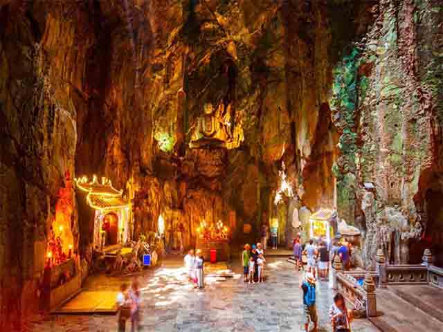 The Hoa Nghiem Cave in Marble Mountains, Da Nang City marble mountains