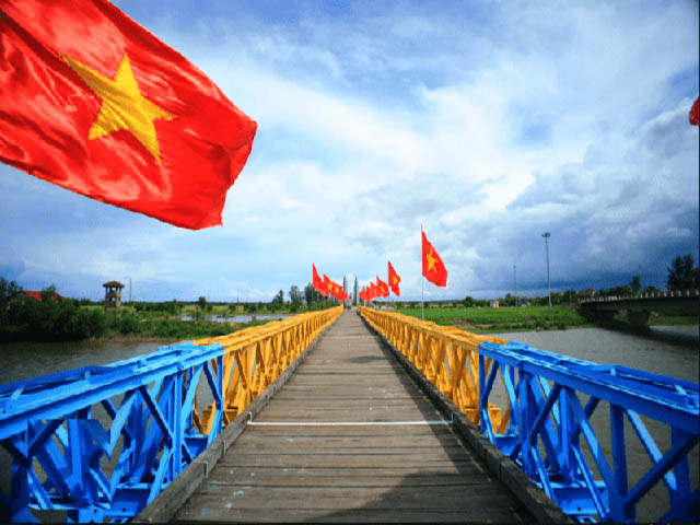 The Ben Luong Bridge & Ben Hai River, Quang Tri Vietnam dmz tour hue