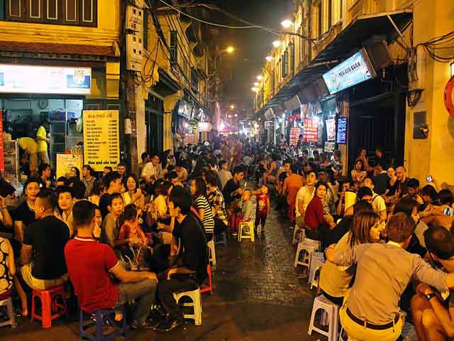 Hanoi Nightlife – Enjoy beer at Ta Hien Street hanoi