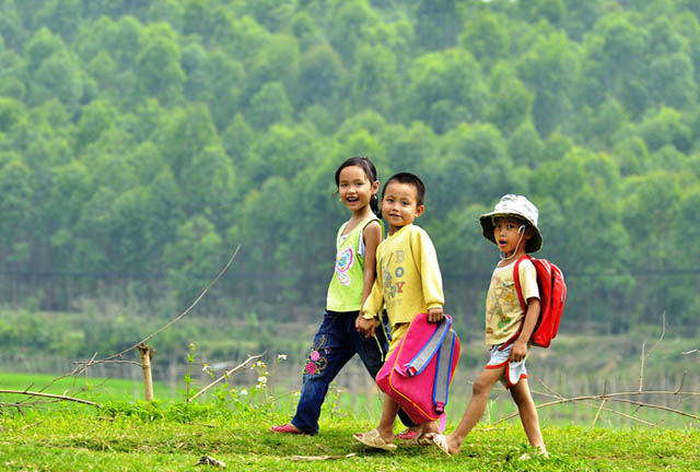 Children go to school hue cycling Tour