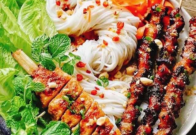 hue street food tour