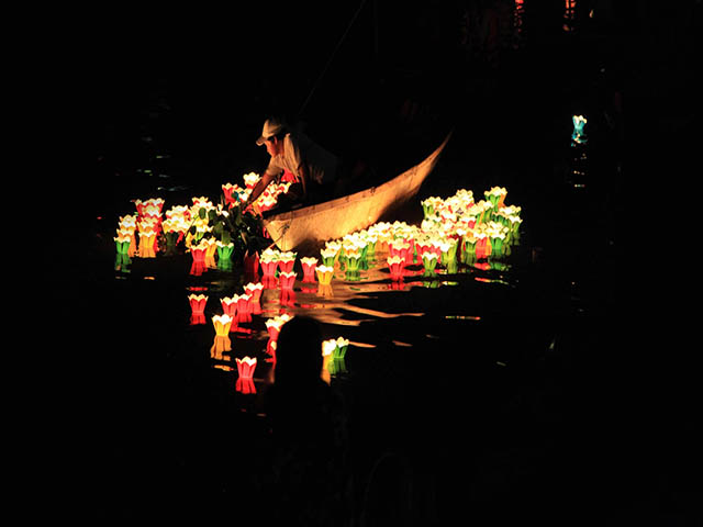 Lantern Releasing on Thu Bon River, Hoi An hoi an
